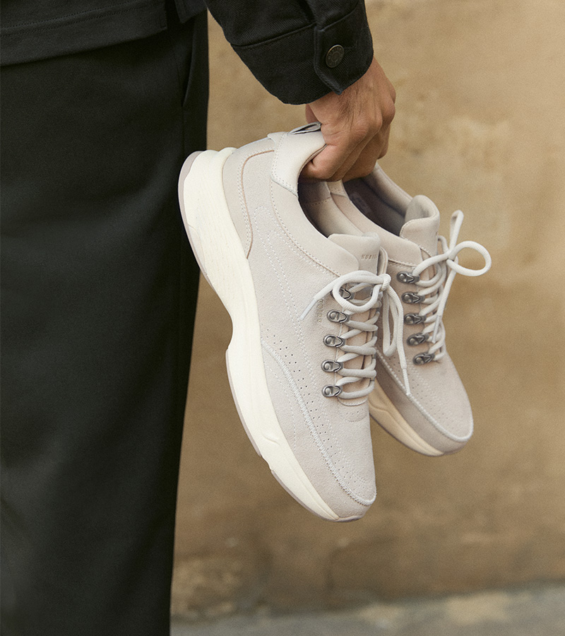 Beige suède herensneaker van NUBIKK met lichtgewicht zool